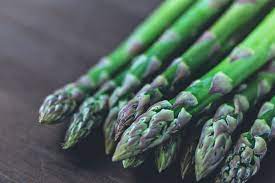 Les racines d'asperges rouges sauvages vendues ici ont toutes 5 ans la racine normale des asperges est très difficile à trouver, mais la variété rouge est pratiquement inexistante. Differencier L Asperge Des Bois De L Asperge Sauvage Ecotree