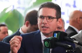 Hugo Motta vai colocar em votação na próxima semana texto mais avançado  sobre "adultização"