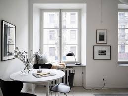 Un Canape Jaune Moutarde Dans Un Appartement Gris Planete Deco A Homes World In 2020 Dark Gray Bedroom Gray Bedroom Yellow Sofa