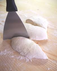 La lunga lievitazione ci permette di ottenere un impasto della pizza molto digeribile, dal sapore e dalla consistenza peraltro molto simili a quella di pizzeria! Puntata Staglio E Appretto Tutto Sull Impasto Sfida Pizza