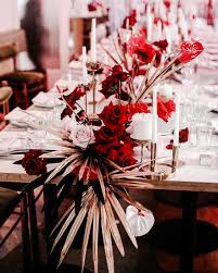 Trust us when we say that wedding centerpieces flowers will catch your eye! Fianceebodas On Twitter Red Wedding Flowers Red Table Settings Red Flower Arrangements