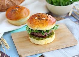 Burger A L Italienne Sauce Pesto Tomates Sechees Mozzarella Recette Ptitchef Recette En 2020 Sauce Pesto Recettes De Cuisine Alimentation