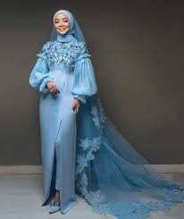 Gosip terbabit dikuatkan lagi apabila pasangan ini hadir buat pertama kalinya di hadapan umum sewaktu majlis resepsi. Sweetnya Baju Soft Sesuai Dengan Tuan Badan Majlis Resepsi Mira Filzah Suami Warganet Puji Cantik Sepadan Keluarga