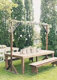 Rustikaler Tisch Und Banke Aus Boho Holz Mit Hangender Blume Hochzeit Rusti Holz Tisch Diy Hintergarten Gartengestaltung Holztisch