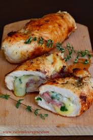 Bateți ouăle cu sare, piper negru și condimente, adăugați. Piept De Pui Umplut Cu Jambon Si Cascaval Traditional Food Food Recipies Food