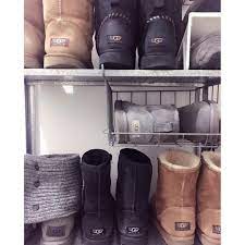 毎年 寒い季節になると出番が多くなるブーツ 雨や雪の日はレインブーツも重宝しますよね でも とくにロングブーツは長さがあって型崩れもしやすいし 収納方法が分からない なんていう方もいるのではないでしょうか ブーツを置いたけど余ったスペースがも