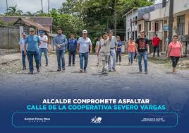 Durante una visita al barrio Santo Domingo, el alcalde se reunió con los  vecinos de la Cooperativa Severo Vargas, para atender su solicitud de  mejorar la calle Río Azul. El edil se