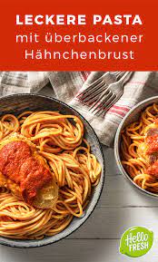 Uberbackene Hahnchenbrust Parmigiana Mit Spaghetti Parmesan Und Tomatensosse Pasta Spaghetti Parme Parmigiana Rezept Schnelles Gesundes Abendessen Rezepte
