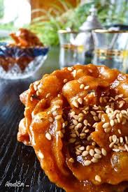 A Essayer Ca Titille Les Papilles Chebakia Griwech Zlabia Miel Patisserie Orientale Ramadan Sesame Cuisine D Ailleurs Chebakia Chebakia Marocaine Et Biscuit Marocain
