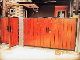 Pagar rumah kombinasi besi dan batu alam. Pintu Pagar Besi Kombinasi Woodplank Motif Kayu Jl 018 Kab Gianyar Jualo