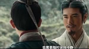 金城武饰演 诸葛亮 重现三国草船借箭 真是震撼啊 万箭穿心 当前播放至 00:00. è¯¸è'›äº®çš„ç¾½æ¯›æ‰‡æ˜¯æ€Žä¹ˆæ¥çš„ åŽŸæ¥æ˜¯æ­¤äººé€ç»™ä»–çš„ç¤¼ç‰© æ¯æ—¥å¤´æ¡