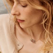 Collier en saphir et émeraude à Paris