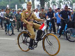 Sewa baju pahlawan indonesia hub 0817 661 6654 untuk sewa baju pahlawan nasional seperti jenderal sudirman, bung tomo, bung karno hingga tentara pejuang kemerdekaan baik untuk sewa baju kebutuhan untuk tema proklamasi kemerdekaan, deklarasi politik, perayaan hari pahlawan. Ini Aksi Presiden Saat Kenakan Baju Ala Pejuang Kemerdekaan