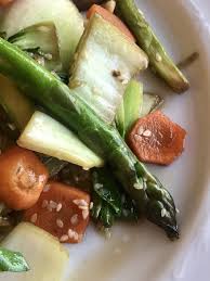 Ratzfatz Auf Dem Teller Gemusepfanne Mit Spargel Und Sesam Go Green Alles Aus Dem Garten Und Der Natur Rezepte Gemusepfanne Vegetarische Rezepte