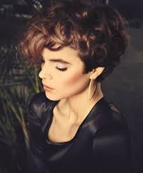 Une Coupe Courte Sur Cheveux Boucles Coupe De Cheveux Coiffures Frisees Cheveux Courts