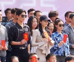 Bộ phim được chuyển thể từ tiểu thuyết cùng tên do cố mạn viết, kể về câu chuyện của nữ diễn viên nổi tiếng kiều tinh tinh và người bạn học trung học cũ của cô là vu đồ bất ngờ gặp. DÆ°Æ¡ng DÆ°Æ¡ng Káº¿t Há»£p Ä'á»‹ch Lá»‡ Nhiá»‡t Ba Em La Niá»m Kieu Hanh Cá»§a Anh ChÆ°a Len Song Ä'a Hot Vtv Vn