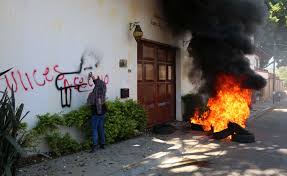 He took office in 2004 as a member of the institutional revolutionary. S 22 Vandaliza Salon En Protesta Por Visita De Ulises Ruiz El Imparcial De Oaxaca