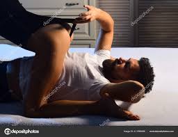 Sexo selvagem com uma mulher sexy. Posições sexuais clássicas. Mulher em  renda lingerie erótica beijando cara