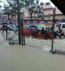 Menurut pihak berkuasa lapangan terbang, hujan turun lima. Gambar Pulau Pinang Dilanda Banjir Besar Akibat Hujan Berterusan Sejak Malam Semalam
