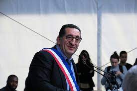 Massage au hammam, intrusions, caresses... Le maire de Stains accusé de  harcèlement sexuel et agression - Le Parisien