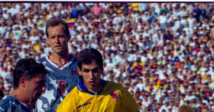 Ya en 1994, el triunfalismo colombiano rompió todos los límites después de que nada menos que johan cruyff, franz beckenbauer y pelé dijeran que la selección de valderrama se encaminaba a. Andres Escobar El Defensa De La Vida