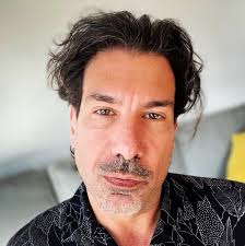 גיא ביסמוט, מטפל בביבליותרפיה