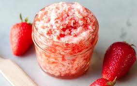 Krim dengan tekstur kasar ini jika digosokkan pada bibir akan mengelupaskan lapisan terluarnya. Bibir Gelap Akibat Terlalu Sering Gunakan Lipstik Atasi Dengan 8 Scrub Alami Rumahan Ini