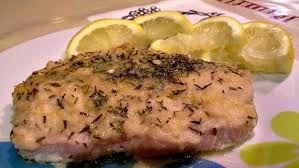 Mi sono lasciato ancora una volta tentare da un bel trancio di tonno fresco che stava sul banco del mio pescivendolo di fiducia. Ricetta Tranci Di Tonno Impanato Al Forno
