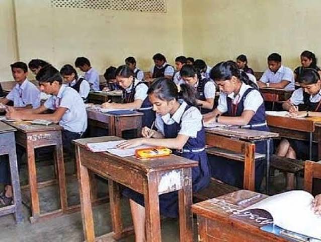 कार्यरत गावातच शिक्षकांच्या वास्तव्यासाठी स्वतंत्र धोरण राबवामुख्यमंत्री यांना निवेदन; ग्रामीण शिक्षणाचा दर्जा उंचावण्याची मागणी
