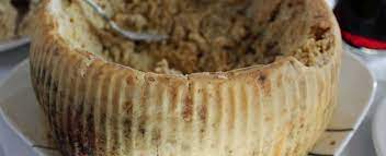 Su una fetta di formaggio pane spalmato e altra copertura che i vermi non hanno saltato. Casu Marzu Il Formaggio Piu Pericoloso Al Mondo Agrodolce