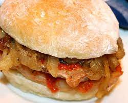 Na região do norte são tiras de lombo de porco laminadas, cozinhadas num molho especial, servidas em pão biju sem qualquer adição de molhos, mas depois as pessoas podem adicionar o que quiserem. The Bifana A Perfect Portuguese Pork Sandwich Portuguese Recipes Bifana Recipe Recipes