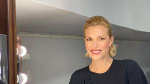 Η βίκυ καγιά είναι εδώ για να σας κάνει ανθρώπους που να ξέρουν τα βασικά της. 42 Rocks H Biky Kagia Exei Gene8lia Kai Dhmosieyse To Pio Hot Binteo Sto Instagram Bovary