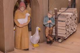 Lieben Sie Die Schweizer Tradition In Brienz Wird Sie In Holz Geschnitzt Ob Kuhe Trachtenfiguren Kunst Oder Skulpturen Krippenfiguren Schnitzerei Schnitzen