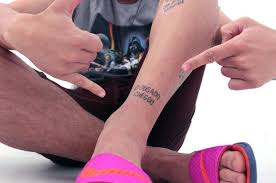 Bruno fratus manda um beijinho pra câmera após vencer sua bateria nos 50m nado livre — foto: Garoto Vira Febre Na Web Apos Fazer Tatuagens De Tuites De Neymar