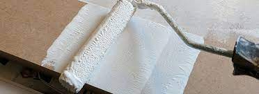 Ham mdf yüzeyine baskı silindir yöntemiyle astar, macun, çift kat ana boya, eğer desen boyama yapılacaksa o desene ait mürekkep ve son kat olarak cila uygulaması neticesinde elde edilen üründür. Mdf Boyamasi Nasil Yapilir Mdf Boyanir Mi Dekopasaj