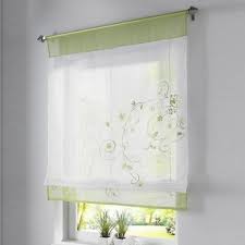 Per maggiore comodità, di solito, si preferisce installare delle tendine a vetro, molto comode e funzionali, ma anche delle moderne tende a pacchetto o a rullo. Tende Da Bagno Floreali Classiche E Moderne Tante Idee Scelte Per Voi