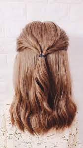 Tragst Du Heute Rocke Versuchen Sie Diese Frisur Prinzessin Frisuren Fur Abschlussball Abschlussb Princess Hairstyles Hair Styles Medium Length Hair Styles