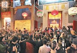 東華三院指，為滿足善信對傳統習俗的需求，東華三院會提供網上登記代借庫服務，善信毋須出門，仍能準時在農曆正月廿六「觀音開庫」正日借庫。 已登記借庫服務之善信，將由東華三院作代表，於辛丑年正月廿五（3 月 8 日）晚上 11 時起，統一於山東街水月. è§€éŸ³é–‹åº«é™å€Ÿ10å„„ æ±æ–¹æ—¥å ±