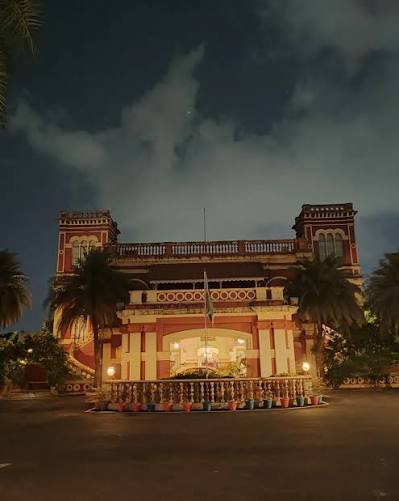 Last week, I visited Amir Mahal, the palace of the Nawab of Arcot in Chennai (Tamilnadu). I heartily thank Nawabzada Mohammed Asif Ali dada (brother) saheb, the eldest son and Dewan of