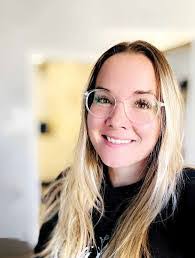 Vicky Brenner's Instagram, Twitter & Facebook