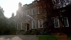 The Dower House Is A Cottage Located In Downton Yorkshire It Was Designed By Sir Christopher Wren Before February 25 17 Downton Downton Abbey Historic Homes