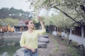 Vine primavara, iar lucrarile de primavara in gradina trebuie sa inceapa. Poze PlantÄ Fotografie Floare Arc Curte Sezon Miroase Primavara A Sosit SecvenÈe Video Gratuit Fetele Se Uite In Sus La Desktop Ul Liber Fete Parfum Gradina Verifica Baraj Verde Excursie De PrimÄvarÄ