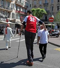 Homme le plus petit du monde. L Homme Le Plus Grand Du Monde Est Le Turc Sultan Kosen