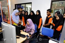 Senarai kolej vokasional (kv) dan kursus ditawarkan.pasti ramai pelajar lepasan tingkatan 3 yang berminat untuk menyambung pengajian menengah atas di kolej vokasional (kv) dan sekolah menengah teknik (smt).dengan permintaan pekerjaan dalam bidang kemahiran, ianya merupakan pilihan alternatif buat pelajar dengan sijil svm kini juga setara dengan sijil pelajaran malaysia (spm). Kolej Vokasional Kuala Kangsar Upsi Perpustakaan Tuanku Bainun