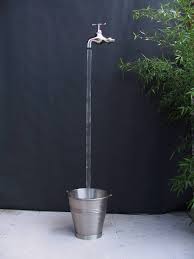 Der hoh gestellte wasserhahn plätschert ziemlich. Der Wasserhahn Brunnen Ist Ein Faszinierendes Illusionsobjekt Das In Unserer Werkstatt Handwerklich Gefertigt Wird Schwebender Wasserhahn Michael Krauss Wasserspiele