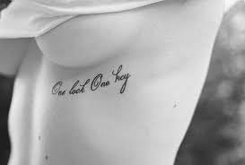 Los tatuajes son una de las mejores maneras de que un mensaje o lección importante se quede contigo para toda la. 10 Tatuajes De Frases Grandes Y Pequenas Debajo De Los Senos