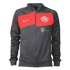 Het jack is rood met witte details en de broek is zwart. Fc Utrecht Trainingsjack 20 21 Rood Grijs