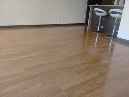 El sistema clic entrega los beneficios de una instalación simple, limpia y rápida, sin la necesidad de retirar su piso actual. Inicio Piso Madera Laminada Vinilo Pvc Spc