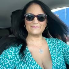 Shelley Stacey's Instagram, Twitter & Facebook