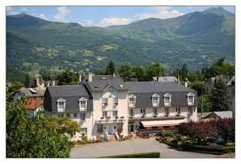 Appartement situé dans la maison du propriétaire, au rez de chaussée, accès complètement indépendant, la maison est à flanc de colline, parking pour une voiture devant l'appartement dans la propriété, portail à fermeture électrique. Hotel Du Soleil Levant Argeles Gazost